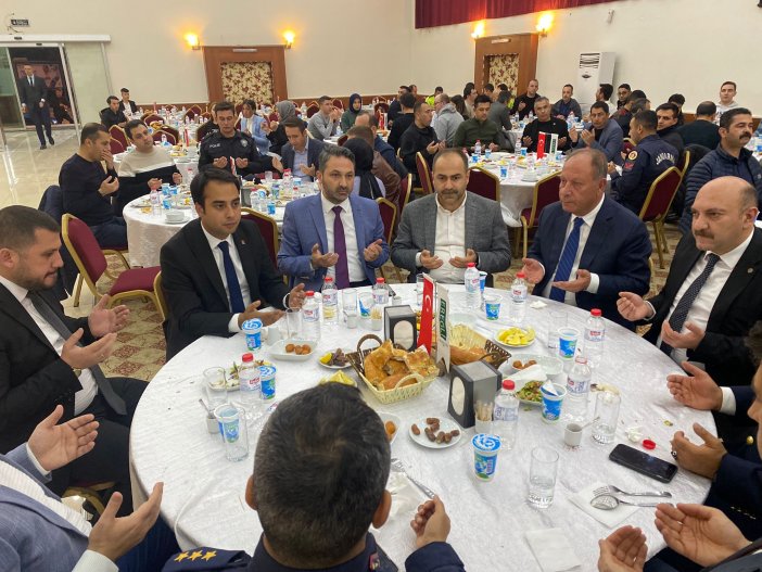 polis-haftasinda-emniyet-mensuplari-ve-protokol-iftarda-bulustu-004.jpeg